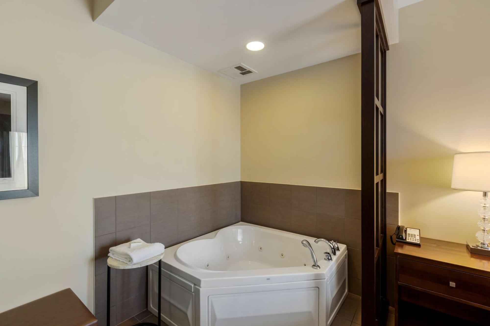 Best Western Plus Walkerton Hotel & Conference Centre Ngoại thất bức ảnh